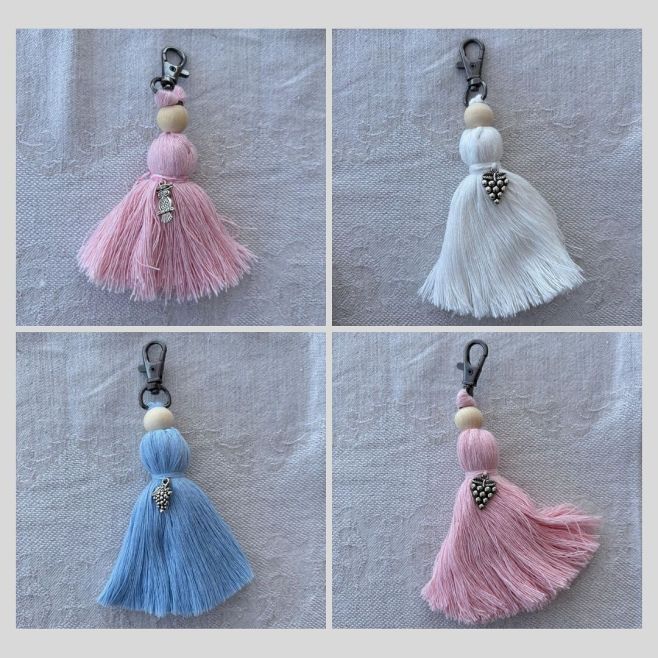 Střapce vám ozdobí kabelku nebo klíče❤️🤍 Jsou z kvalitní příze, vyrobeny od nás s láskou a péčí☀️ Tyto kousky nám zbyly z...